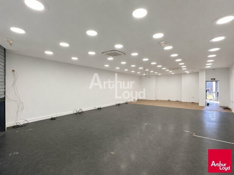 Retail in La Mézière for lease - Interior Photo - Image 3 of 4
