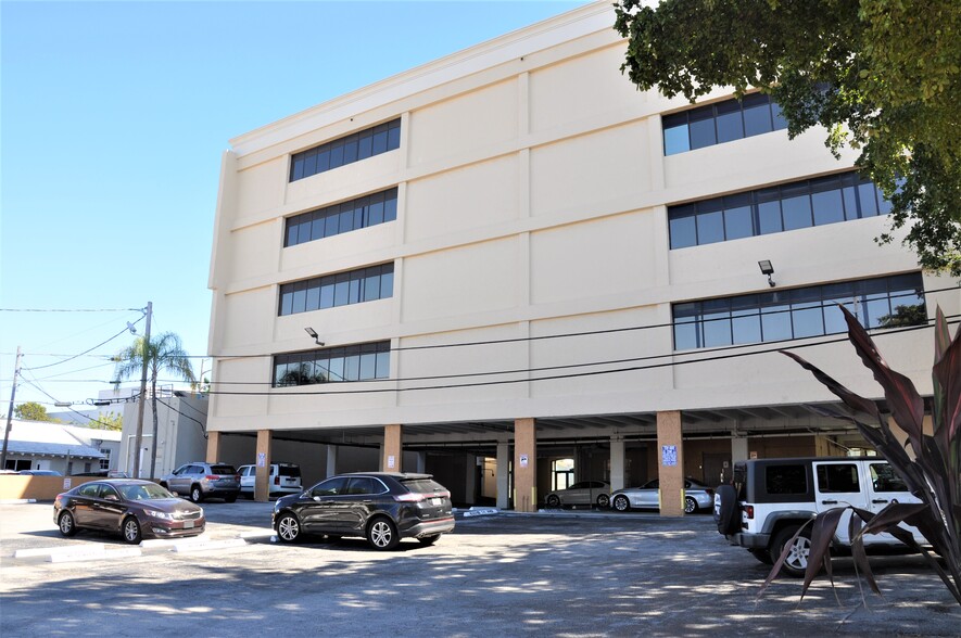 814 Ponce de Leon Blvd, Coral Gables, FL for lease - Building Photo - Image 3 of 4