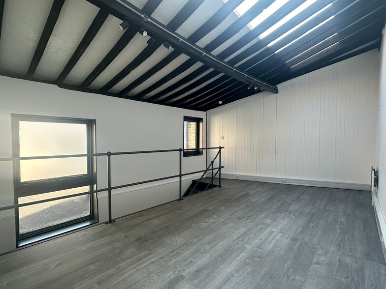 133 Notting Hill Gate, London for lease - Building Photo - Image 2 of 4