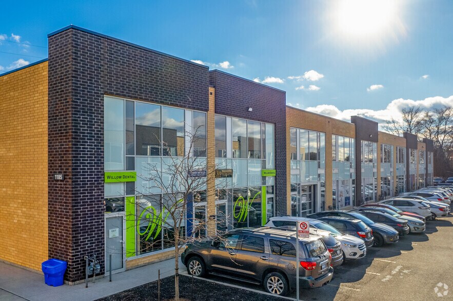 1185 Queensway E, Mississauga, ON à vendre - Photo du bâtiment - Image 3 de 4