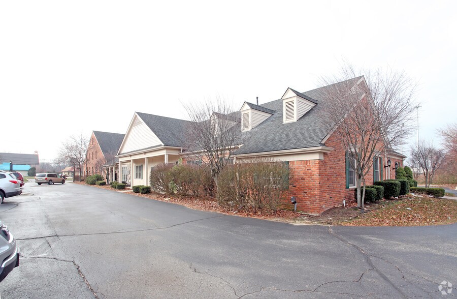 4247 E 14 Mile Rd, Sterling Heights, MI for sale - Building Photo - Image 2 of 10