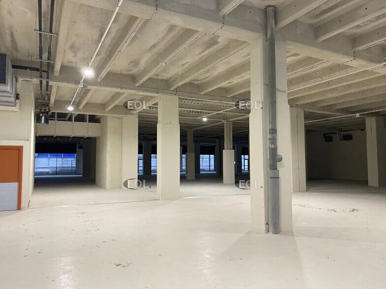 Flex in Colombes for lease - Interior Photo - Image 2 of 12