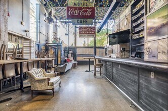 709 E Queen St, Toronto, ON à louer Photo intérieure- Image 2 de 5