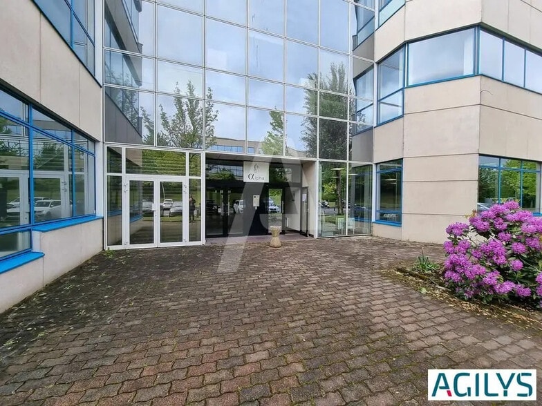 Flex in Les Ulis for lease - Building Photo - Image 2 of 7