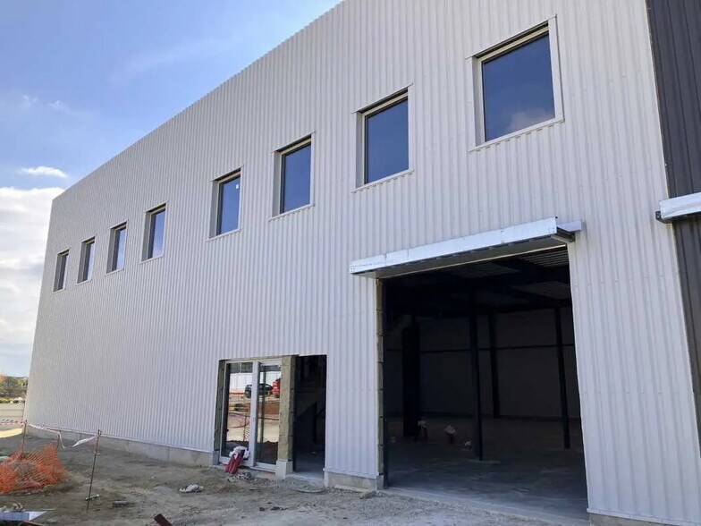 Avenue De La Demi-Lune, Roissy-en-France à louer - Photo du bâtiment - Image 2 de 12