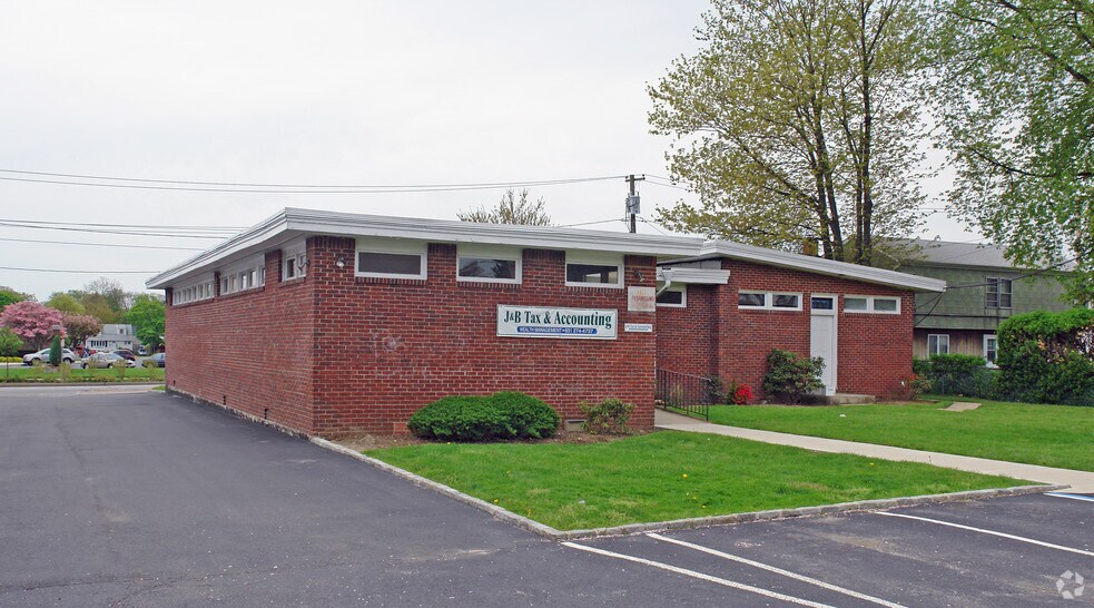 1755 Deer Park Ave, Deer Park, NY à louer - Photo du bâtiment - Image 3 de 6