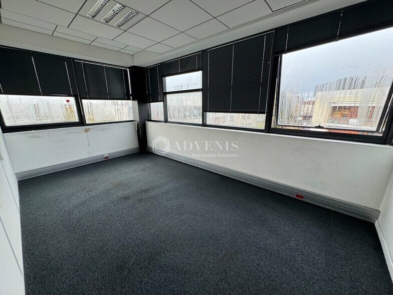 Office in Chelles for lease - Interior Photo - Image 3 of 6
