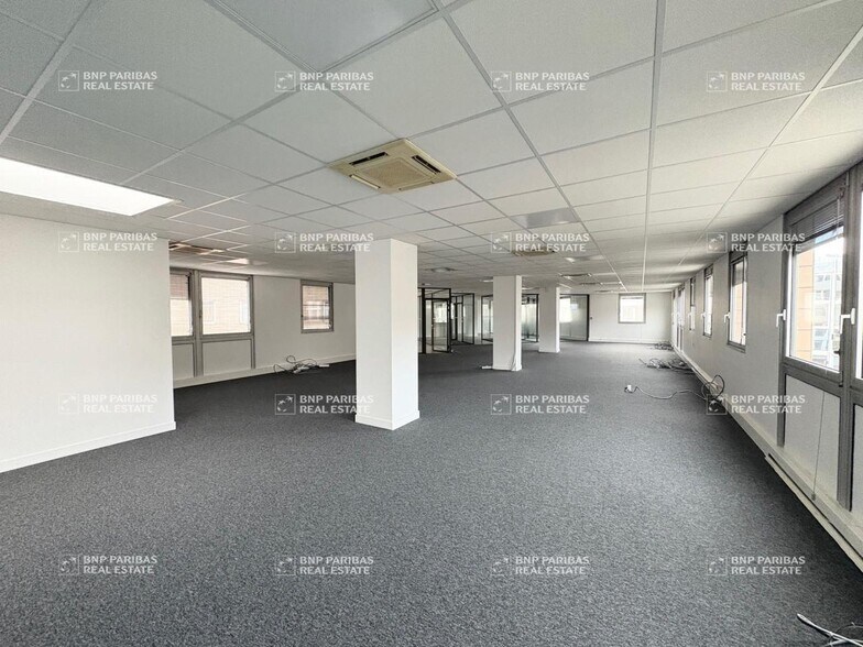 15-17 Rue Joël Le Theule, Montigny-le-Bretonneux for lease - Interior Photo - Image 3 of 8