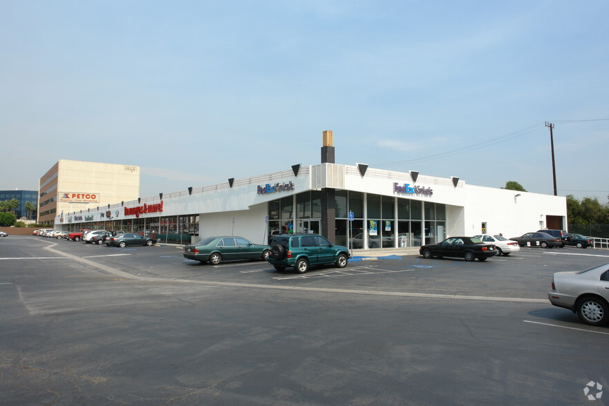 5810-5850 Sepulveda Blvd, Van Nuys, CA for lease - Primary Photo - Image 1 of 1