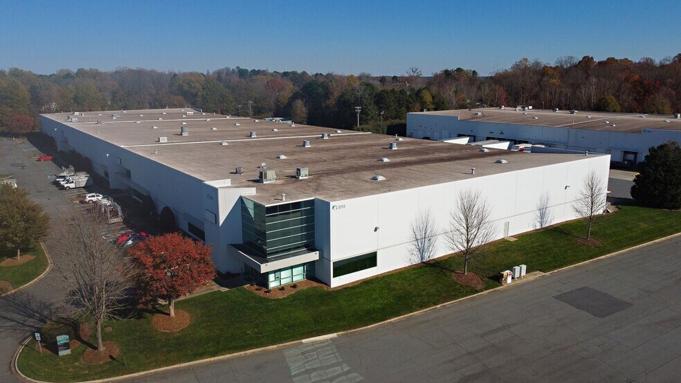 2121 Distribution Center Dr, Charlotte, NC à louer - Photo du bâtiment - Image 2 de 9