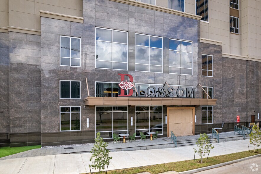 7118 Bertner Ave, Houston, TX à louer - Photo du bâtiment - Image 3 de 4