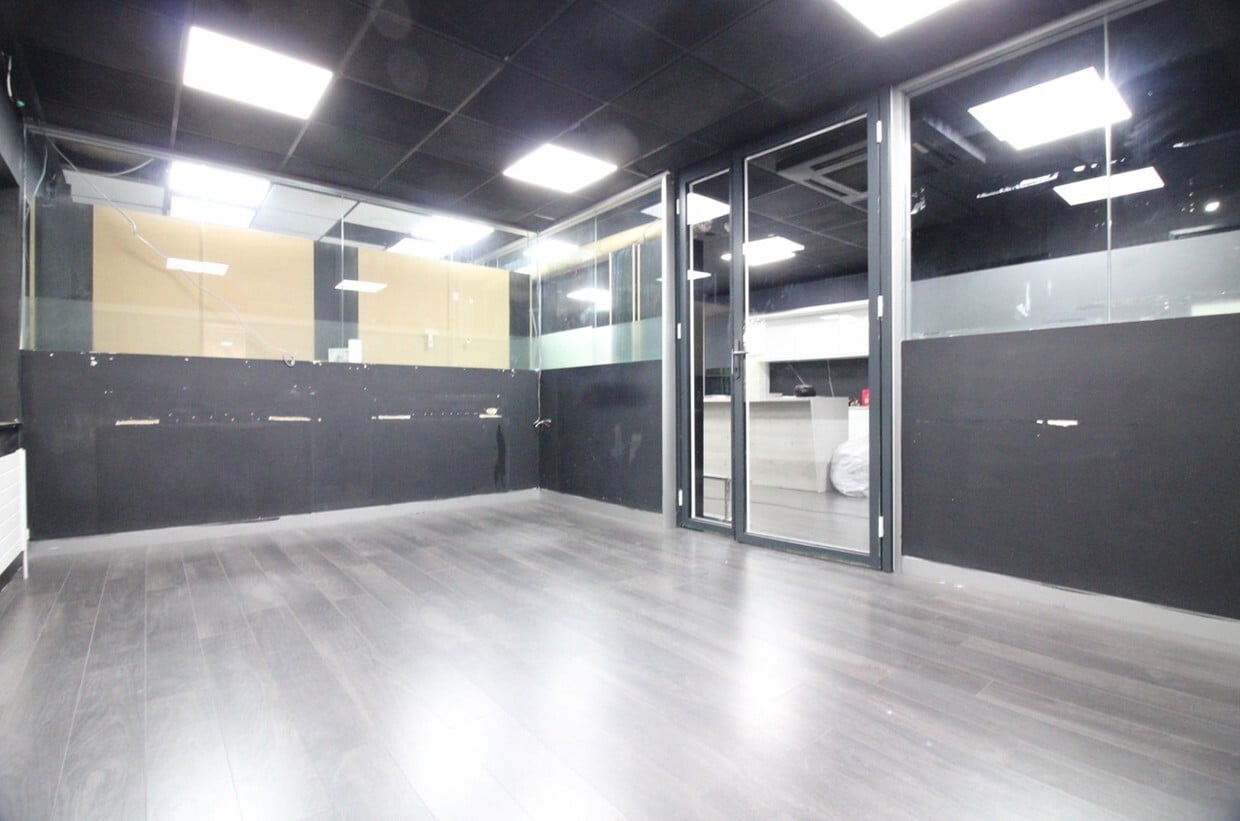 118 High St, Uxbridge for lease Interior Photo- Image 1 of 2