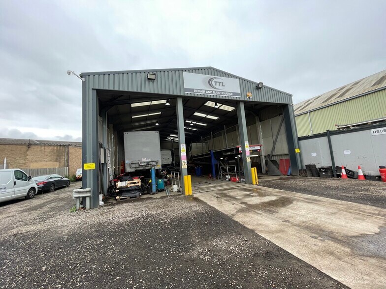 Unit 3, Sandall Lane portefeuille de 2 propriétés à vendre sur LoopNet.ca - Photo du bâtiment - Image 3 de 11