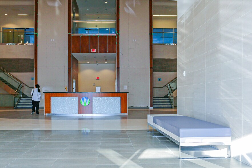 7163 Yonge St, Markham, ON à louer - Hall d’entrée - Image 3 de 11