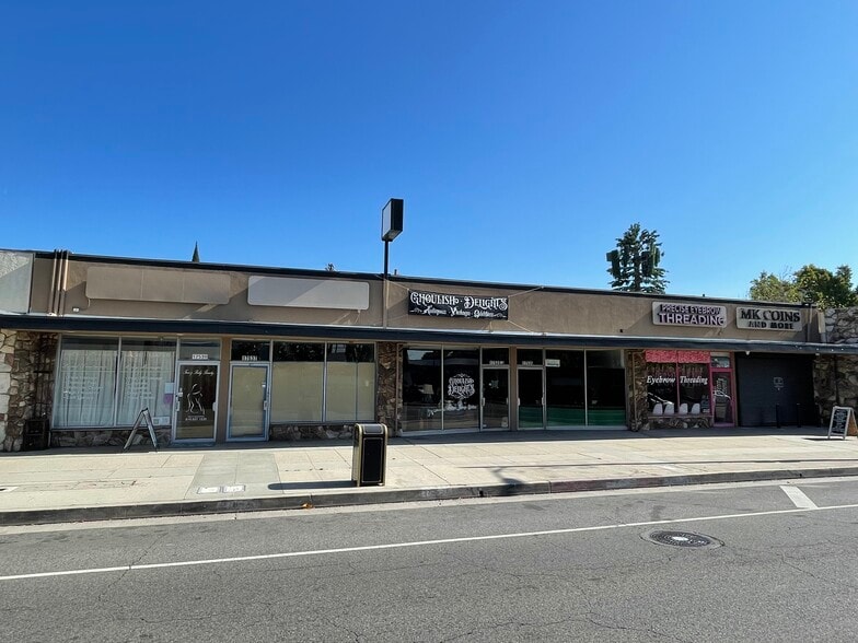 17531-17539 Chatsworth St, Granada Hills, CA for lease - Building Photo - Image 1 of 2