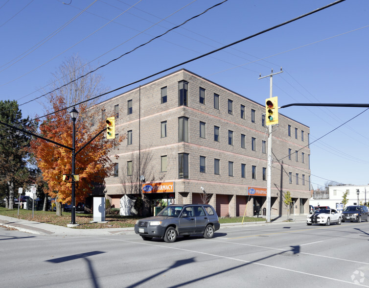 100 Colborne St, Orillia, ON à vendre - Photo du bâtiment - Image 3 de 3