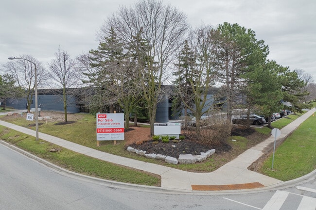 Plus de détails pour 50-70 Novopharm Ct, Toronto, ON - Industriel à vendre
