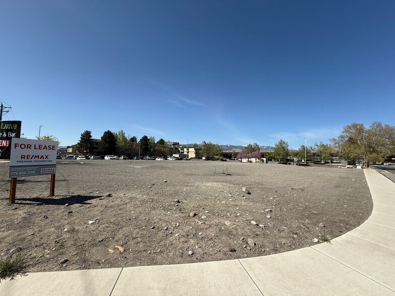 1535 Terminal Way, Reno, NV à louer - Photo du bâtiment - Image 3 de 11