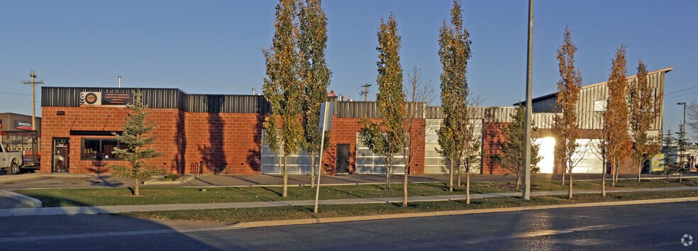 1103 N Railway St, Okotoks, AB à louer - Photo du bâtiment - Image 2 de 7