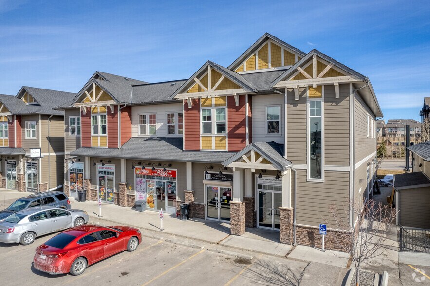 101 Sunset Dr, Cochrane, AB à vendre - Photo du bâtiment - Image 2 de 10