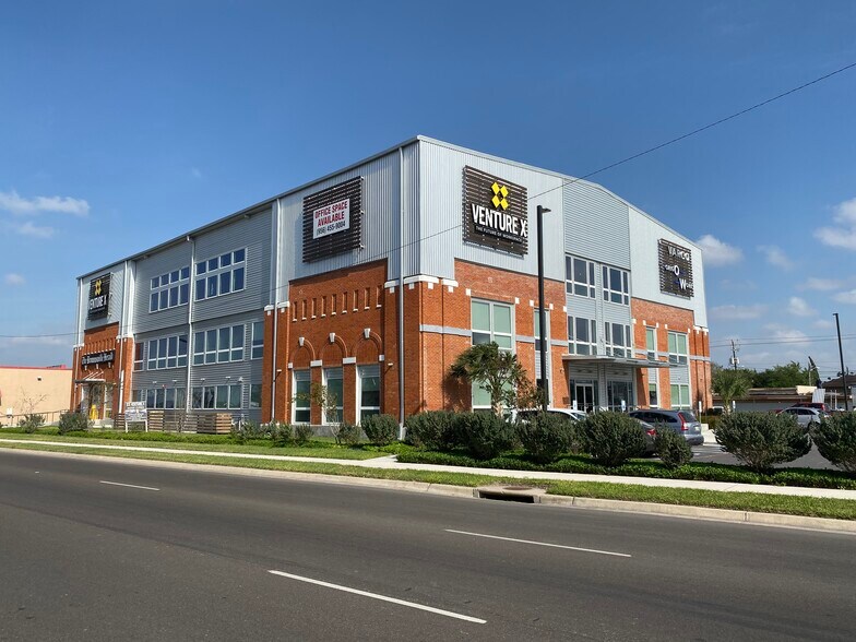 222 N Expressway, Brownsville, TX à louer - Photo du bâtiment - Image 1 de 4