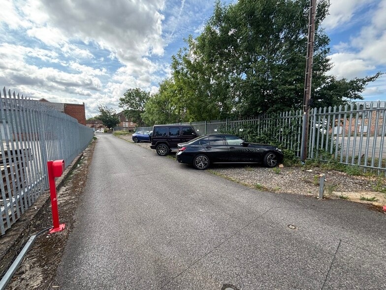 Oakridge Rd, High Wycombe for lease - Building Photo - Image 3 of 3