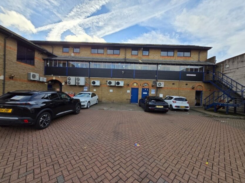 High Rd, Romford à louer Photo du bâtiment- Image 1 de 2