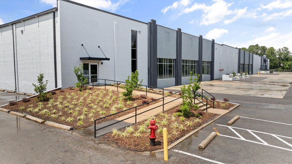 4102 S Miami Blvd, Durham, NC à louer - Photo du bâtiment - Image 2 de 2