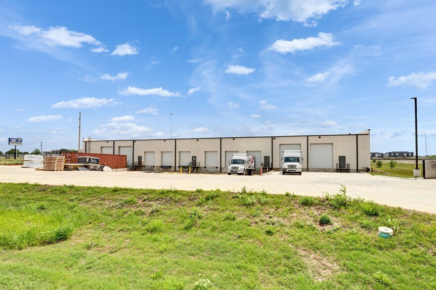 3021 N IH-35, San Marcos, TX à louer - Photo du bâtiment - Image 3 de 4
