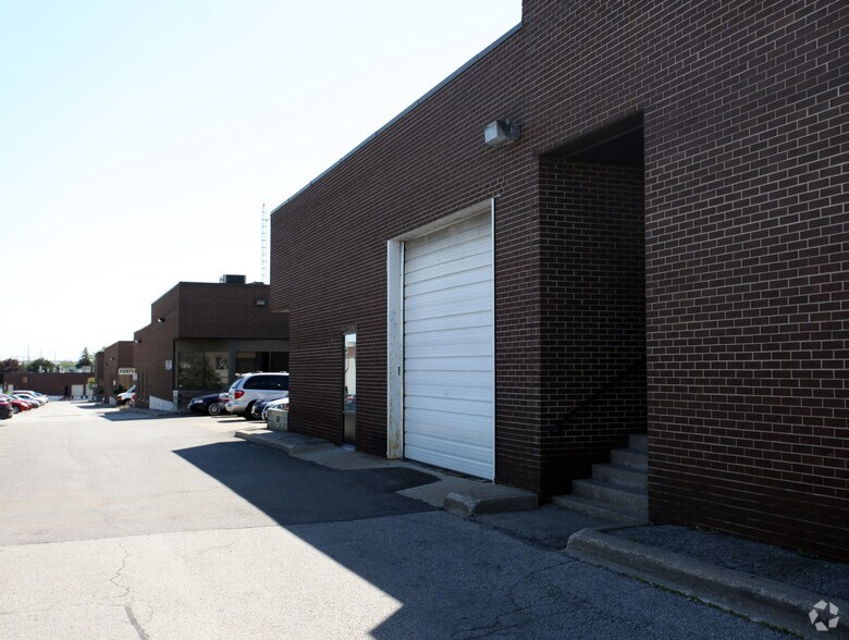 151 Carlingview Dr, Toronto, ON à louer - Photo du bâtiment - Image 2 de 6