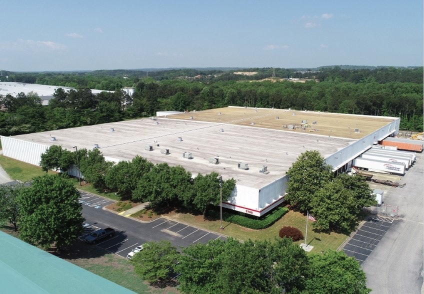 3700 Atlanta Industrial Pky N, Atlanta, GA for lease - Building Photo - Image 2 of 5