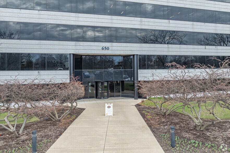 550-650 Warrenville Rd, Lisle, IL à louer - Photo du bâtiment - Image 2 de 7