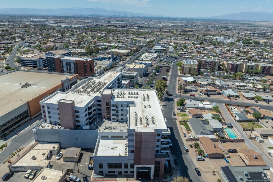 215-219 S Water St, Henderson, NV à louer - Photo du bâtiment - Image 3 de 45