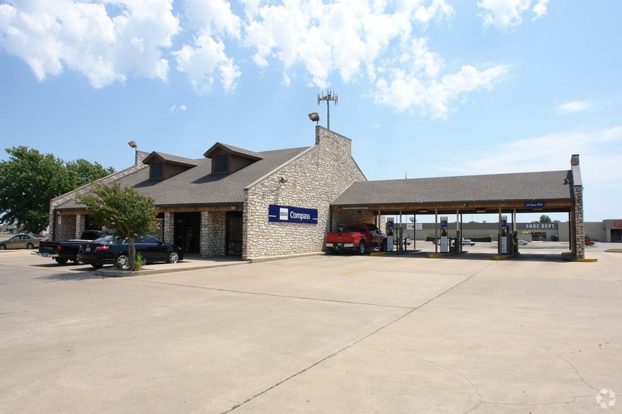 1663 W Henderson St, Cleburne, TX for lease - Primary Photo - Image 3 of 6