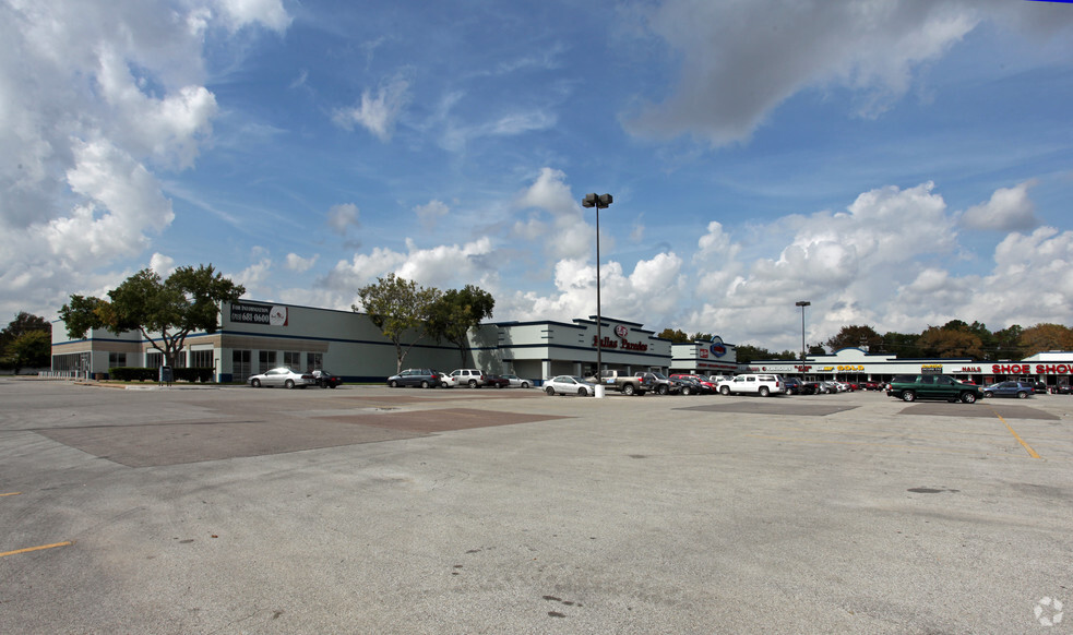 11703-11743 N US 59 Hwy, Houston, TX for lease - Primary Photo - Image 1 of 2