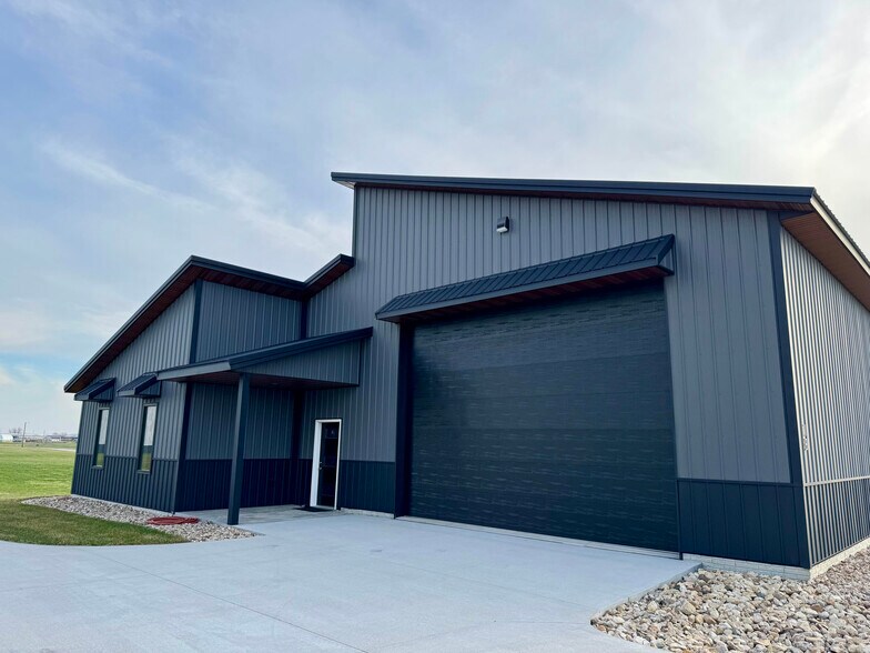 530 Aircom Drive Unit 1B, Marion, IA à vendre - Photo principale - Image 1 de 7
