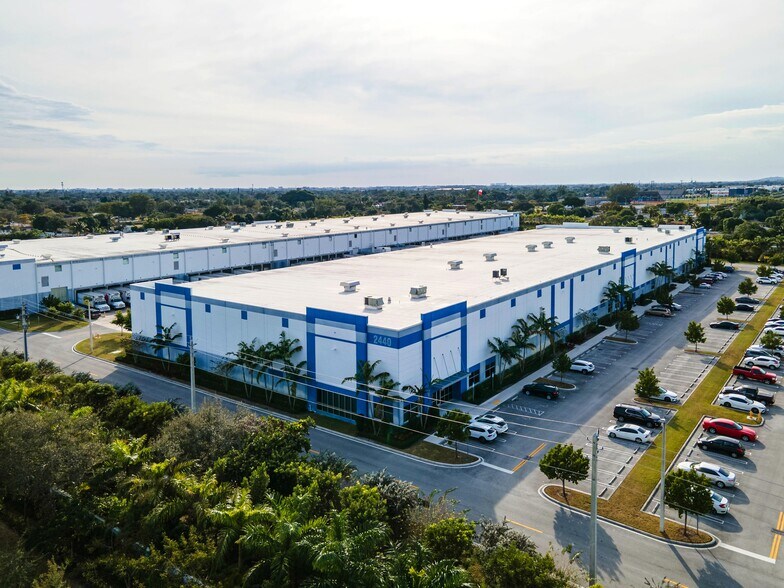 2290-2398 NW 119th St, Miami, FL à louer - Photo du bâtiment - Image 2 de 3