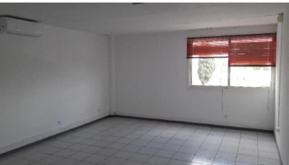 Flex in Mauguio for lease - Interior Photo - Image 3 of 5