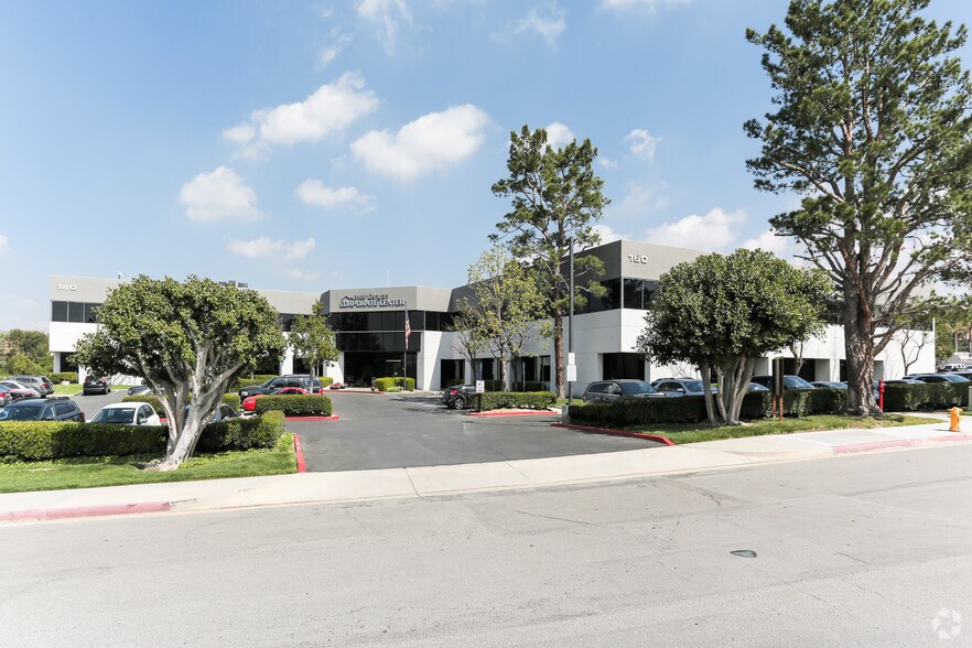 160 S Old Springs Rd, Anaheim, CA à louer - Photo du bâtiment - Image 3 de 5