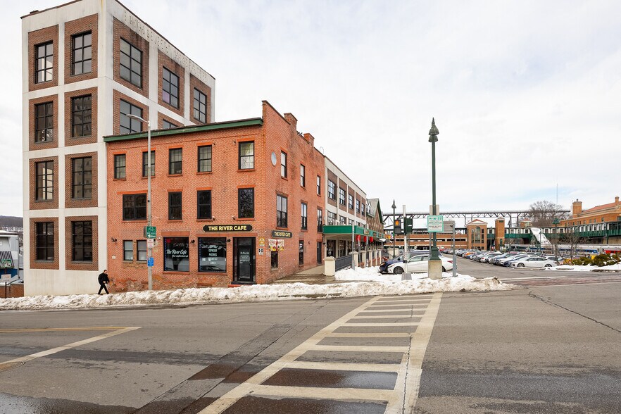 35 Main St, Poughkeepsie, NY à louer - Photo du bâtiment - Image 3 de 5