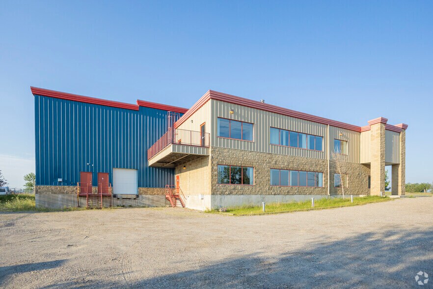 16 Commercial Dr, Calgary, AB à louer - Photo du bâtiment - Image 2 de 5