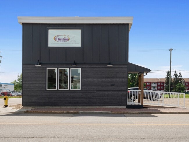 Plus de détails pour 9801 97 Av, Grande Prairie, AB - Bureau à vendre