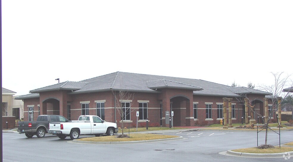 3351-3383 NE Ralph Powell Rd, Lee's Summit, MO à louer - Photo du bâtiment - Image 2 de 16
