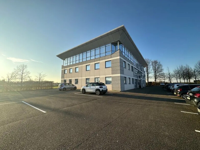 Office in Entzheim for lease - Building Photo - Image 1 of 8