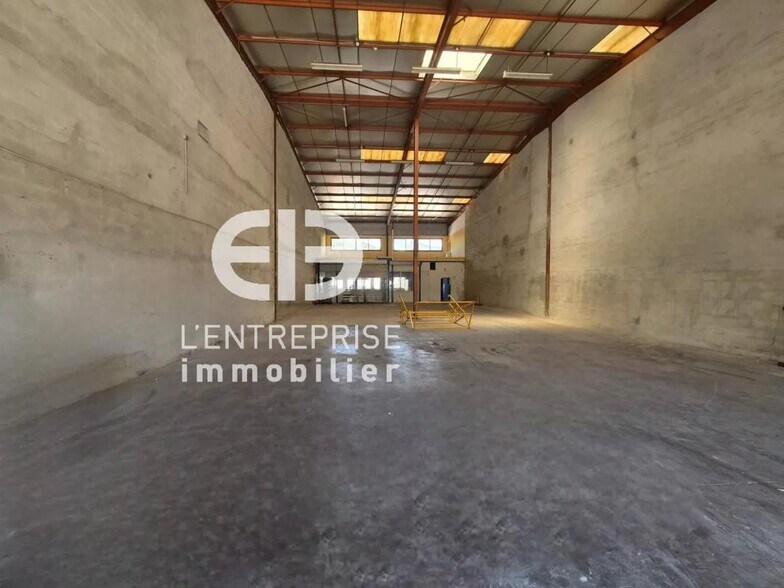 Industrial in Carros for lease - Building Photo - Image 3 of 11