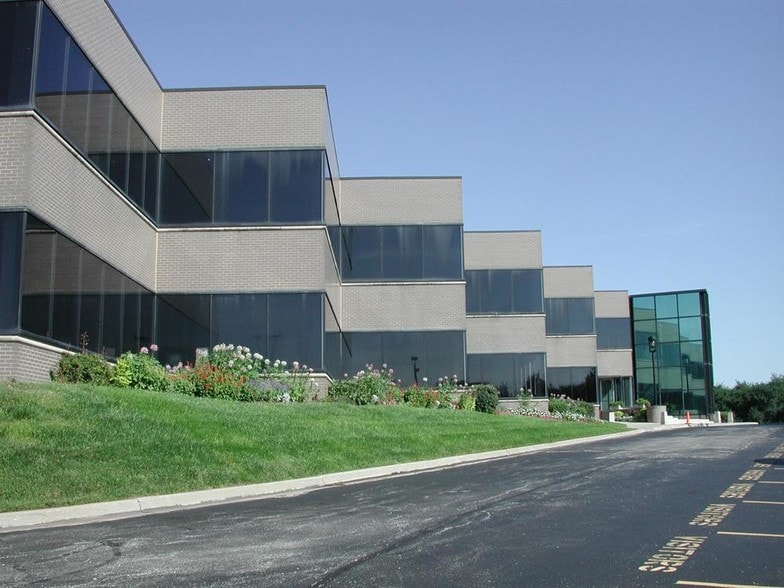 10015 N Ambassador Dr, Kansas City, MO for lease - Building Photo - Image 1 of 2