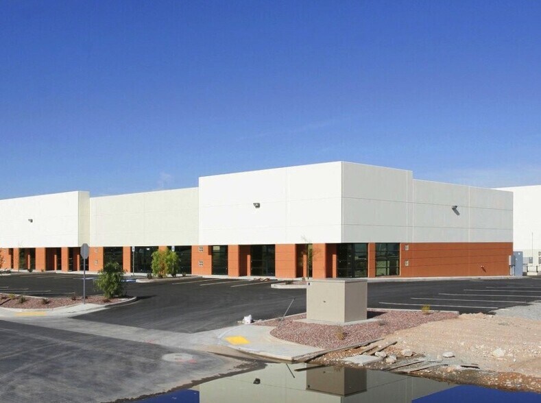 6610 W Arby Ave, Las Vegas, NV à louer - Photo du bâtiment - Image 3 de 7