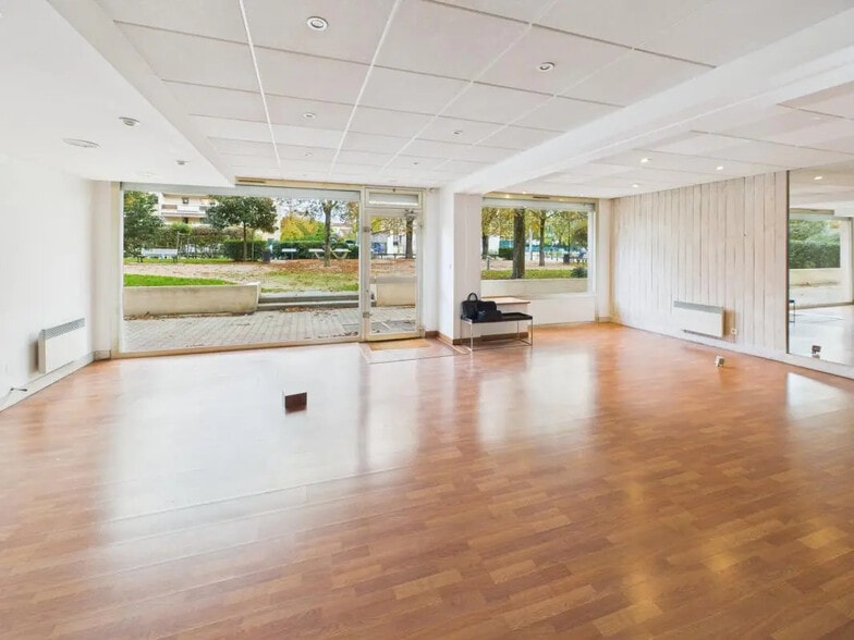 Office in Lyon for sale - Building Photo - Image 1 of 8