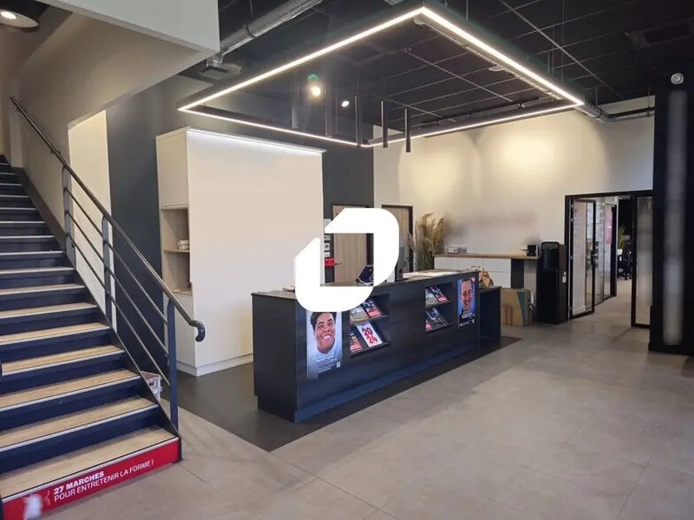 Retail in Tremblay-en-France for lease - Building Photo - Image 1 of 13