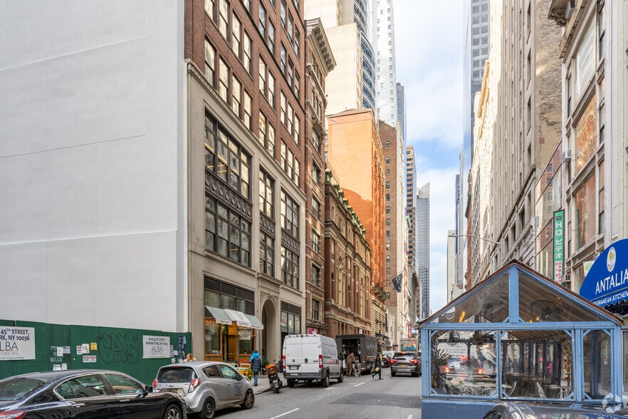24 W 45th St, New York, NY à louer - Photo du bâtiment - Image 3 de 16